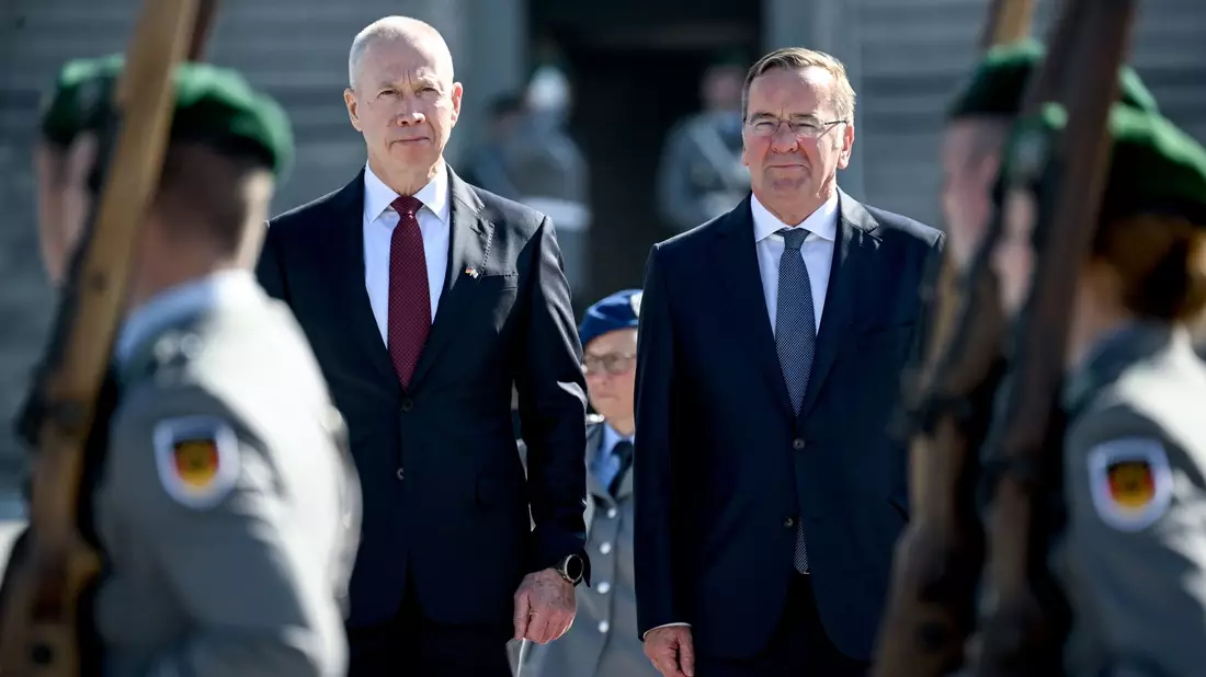 Verteidigungsminister Boris Pistorius und sein israelischer Amtskollege Joav Galant (l) haben eine Raketenabwehr-Vereinbarung unterzeichnet. - Bild: Britta Pedersen/dpa