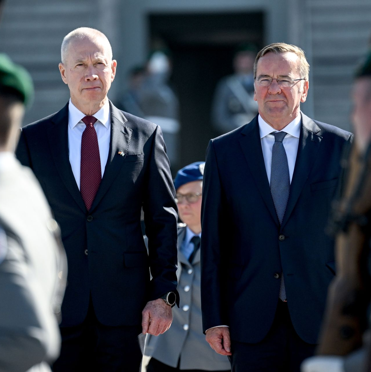 Verteidigungsminister Boris Pistorius und sein israelischer Amtskollege Joav Galant (l) haben eine Raketenabwehr-Vereinbarung unterzeichnet. - Foto: Britta Pedersen/dpa
