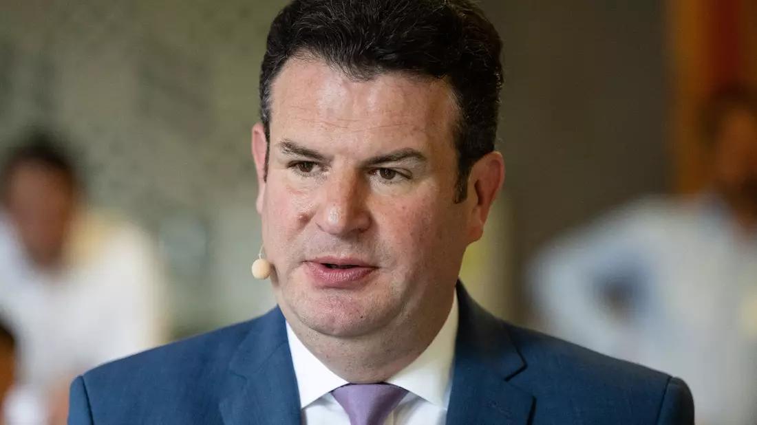 Planänderung bei der Betreuung junger Arbeitsloser: Bundesarbeitsminister Hubertus Heil (SPD) macht den Ampel-Fraktionen einen neuen Vorschlag. - Bild: Sven Hoppe/dpa