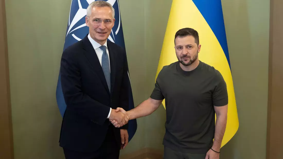 Der ukrainische Präsident Wolodymyr Selenskyj und Nato-Generalseketär Jens Stoltenberg (l) treffen sich in Kiew zu Gesprächen. - Bild: Uncredited/Ukrainian Presidential Press Office/AP/dpa