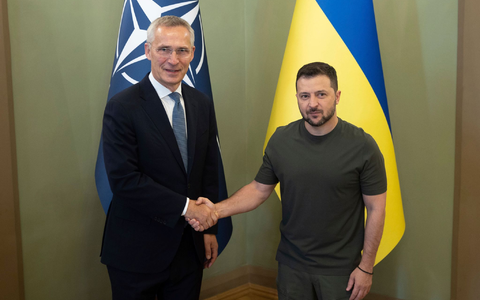 Der ukrainische PrÀsident Wolodymyr Selenskyj und Nato-GeneralseketÀr Jens Stoltenberg (l) treffen sich in Kiew zu GesprÀchen. - Foto: Uncredited/Ukrainian Presidential Press Office/AP/dpa Der ukrainische PrÀsident Wolodymyr Selenskyj und Nato-GeneralseketÀr Jens Stoltenberg (l) treffen sich in Kiew zu GesprÀchen. - Foto: Uncredited/Ukrainian Presidential Press Office/AP/dpa