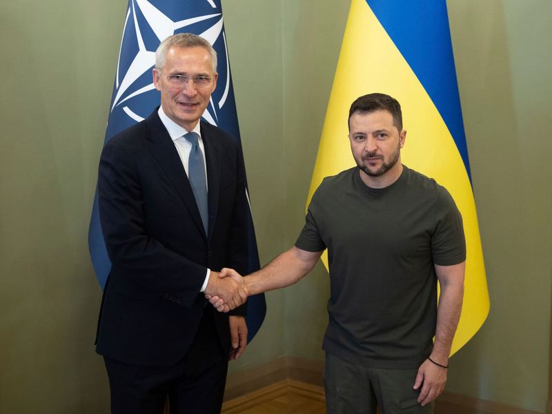 Der ukrainische Präsident Wolodymyr Selenskyj und Nato-Generalseketär Jens Stoltenberg (l) treffen sich in Kiew zu Gesprächen. - Foto: Uncredited/Ukrainian Presidential Press Office/AP/dpa