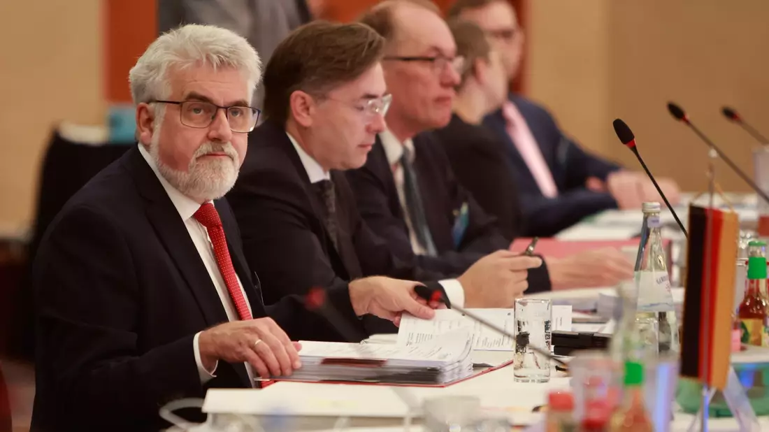Sachsen-Anhalts Energieminister Armin Willingmann (l) leitet die Energieministerkonferenz 2023 in Wernigerode. - Bild: Matthias Bein/dpa
