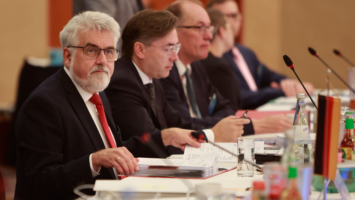 Sachsen-Anhalts Energieminister Armin Willingmann (l) leitet die Energieministerkonferenz 2023 in Wernigerode. - Foto: Matthias Bein/dpa