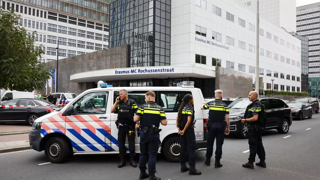 Polizeibeamte stehen vor dem Erasmus-Krankenhaus in Rotterdam. - Bild: Bas Czerwinski/ANP/dpa
