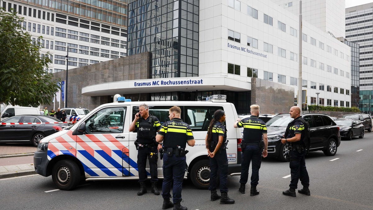 Polizeibeamte stehen vor dem Erasmus-Krankenhaus in Rotterdam. - Foto: Bas Czerwinski/ANP/dpa