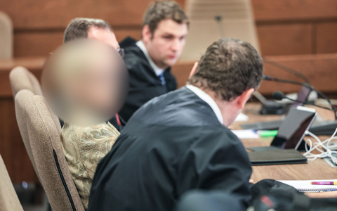 Der Angeklagte (r) mit seinem Anwalt im  Kölner Landgericht. - Foto: Oliver Berg/dpa