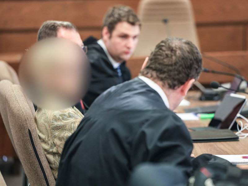 Der Angeklagte (r) mit seinem Anwalt im  Kölner Landgericht. - Foto: Oliver Berg/dpa