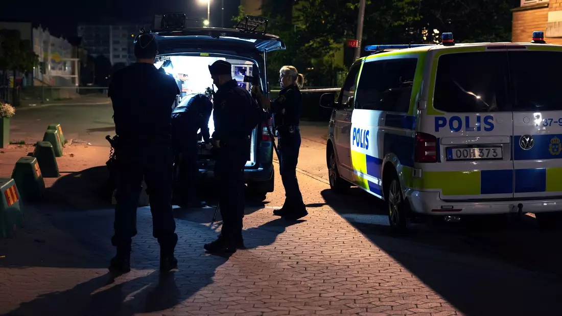 Die Polizei ermittelt am Tatort, nachdem in den frühen Morgenstunden südlich von Stockholm ein Mann erschossen und eine weitere Person verletzt worden sind. - Bild: Nils Petter Nilsson/TT News Agency/AP/dpa