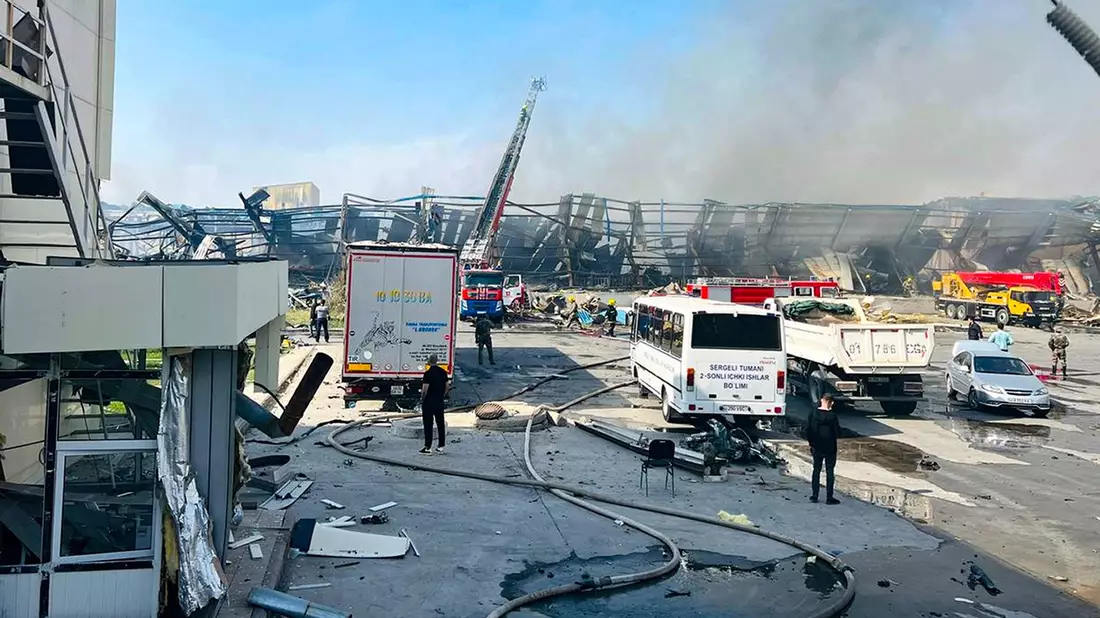 Feuerwehrleute versuchen, den Brand in einer Lagerhalle in Taschkent zu löschen. - Bild: Uncredited/Daryo news agency/AP/dpa