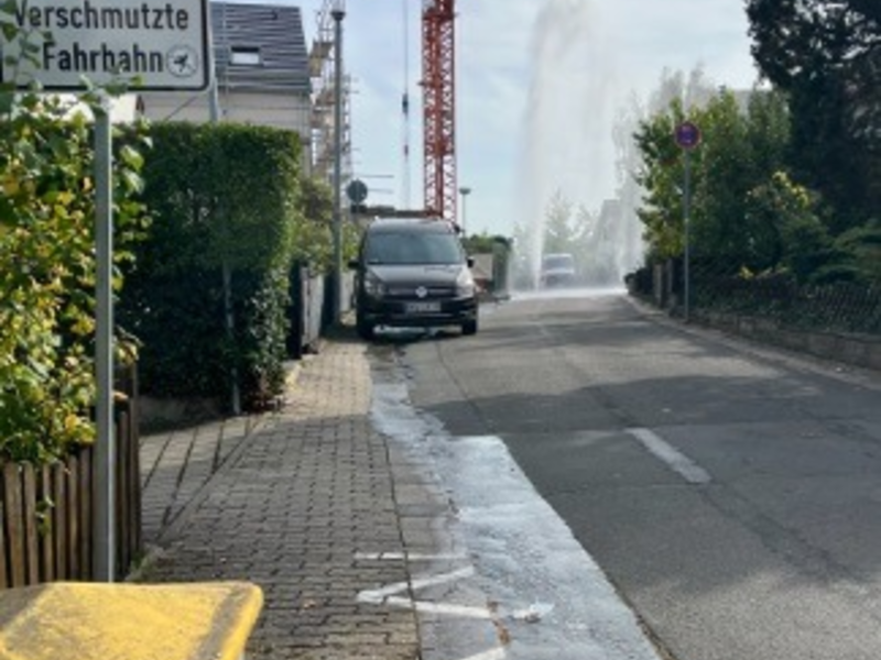 POL-PPWP: Wasserhydrant überfahren - Foto: presseportal.de