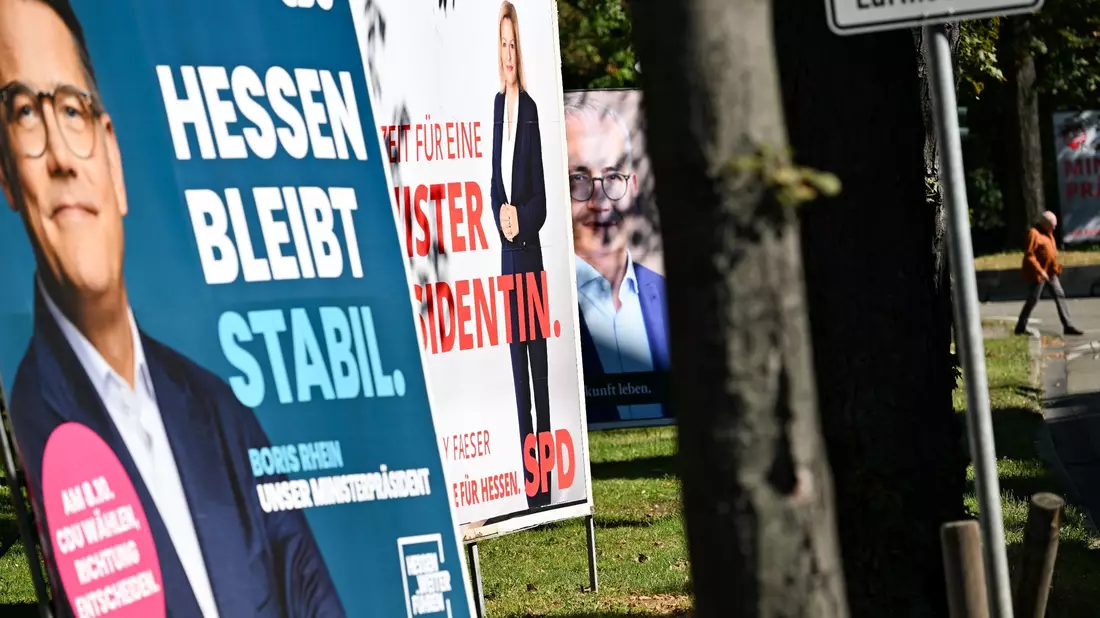Wahlplakate der Spitzenkandidaten in Hessen. - Bild: Arne Dedert/dpa