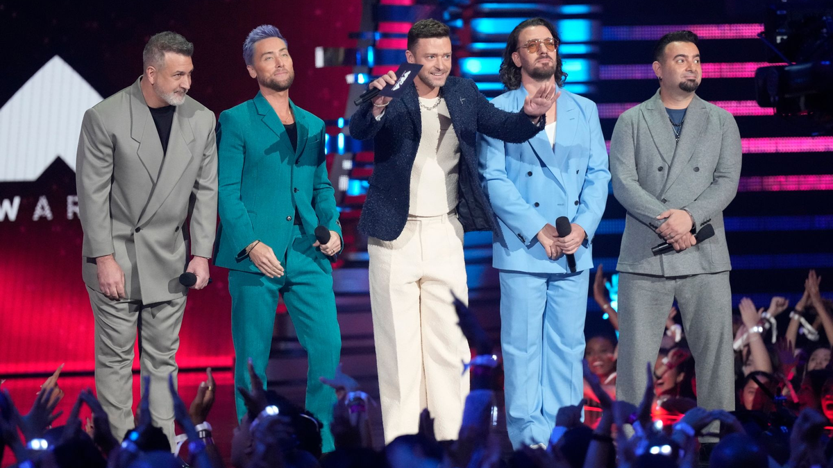 Joey Fatone (l-r), Lance Bass, Justin Timberlake, JC Chasez und Chris Kirkpatrick von NSYNC während der MTV Video Music Awards 2023. - Foto: Charles Sykes/Invision/AP/dpa