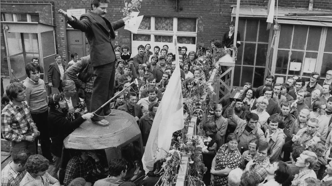 Lech Walesa 1980 auf einem behelfsmäßigen Podium, während er auf der Lenin-Werft vor streikenden Arbeitern spricht. Damals war er Leiter des Streikkomitees. - Bild: Uncredited/REPORTAGEBILD/AP/dpa