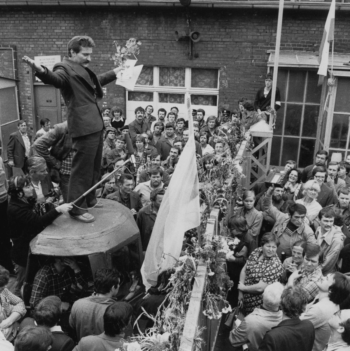 Lech Walesa 1980 auf einem behelfsmäßigen Podium, während er auf der Lenin-Werft vor streikenden Arbeitern spricht. Damals war er Leiter des Streikkomitees. - Foto: Uncredited/REPORTAGEBILD/AP/dpa