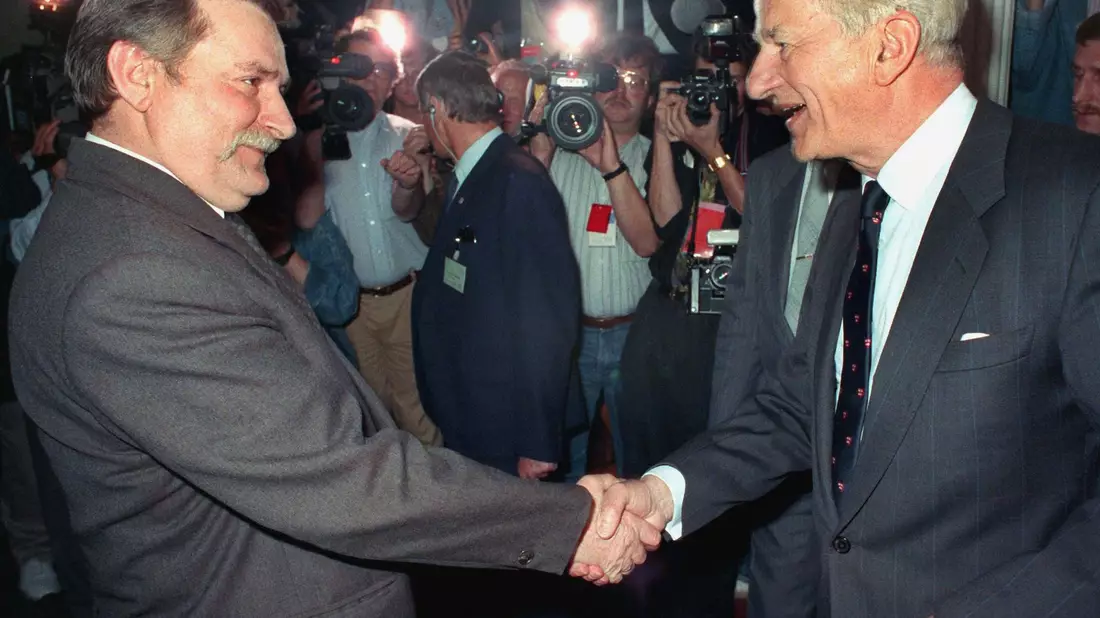 Ein Treffen zwischen dem damaligen Bundespräsident Richard von Weizsäcker (r) und dem polnischen Arbeiterführer Lech Walesa 1990 in Danzig. - Bild: Roland Holschneider/dpa