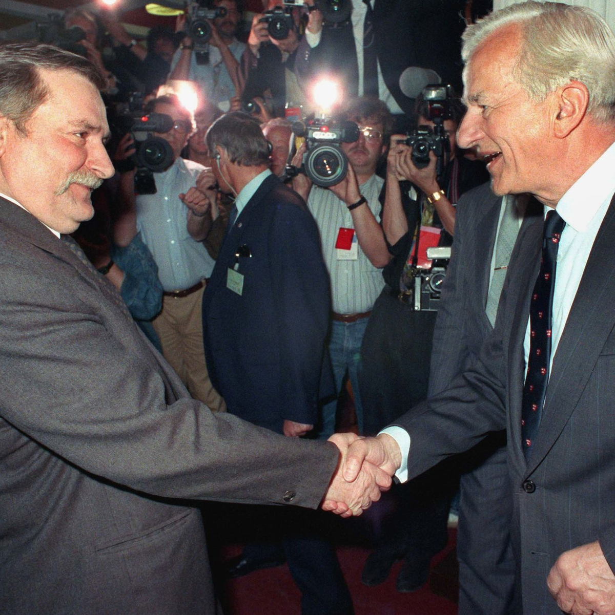 Ein Treffen zwischen dem damaligen Bundespräsident Richard von Weizsäcker (r) und dem polnischen Arbeiterführer Lech Walesa 1990 in Danzig. - Foto: Roland Holschneider/dpa