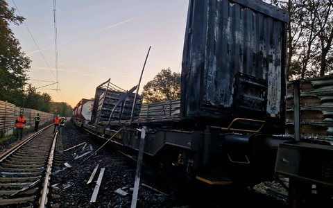 Beschädigte Waggons eines Güterzugs stehen nach einem Brand auf den Gleisen. Das Feuer hatte für Ausfälle und Verspätungen bei der Bahn gesorgt. - Foto: Bundespolizei Hannover /dpa