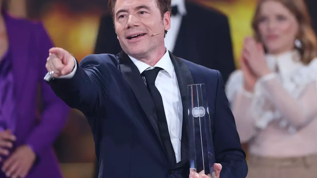 Komiker Michael «Bully» Herbig hat die Ehrenauszeichnung des Deutschen Fernsehpreises erhalten. - Bild: Rolf Vennenbernd/dpa