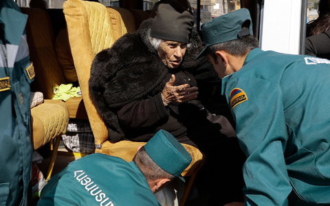 Mitarbeiter des armenischen Ministeriums für Notfallsituationen sprechen mit einer älteren armenischen Frau aus Berg-Karabach bei ihrer Ankunf in Goris. - Foto: Vasily Krestyaninov/AP/dpa