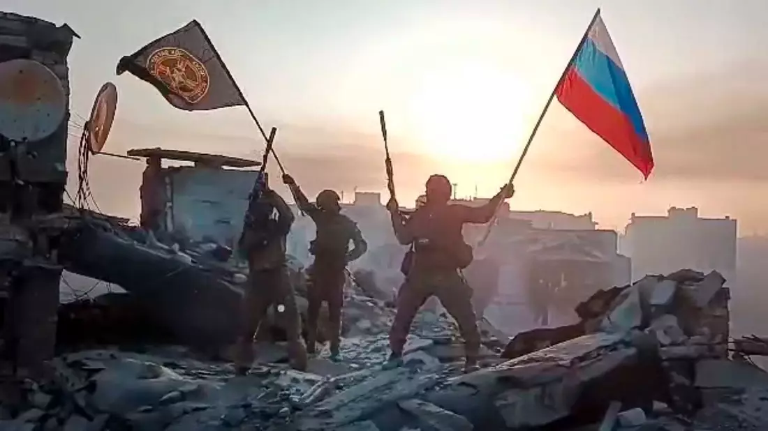 Im Mai veröffentlichte der Prigoschin-Pressedienst ein Video, das Angehörige der Wagner-Gruppe in Bachmut zeigen soll. - Bild: Uncredited/Prigozhin Press Service/AP