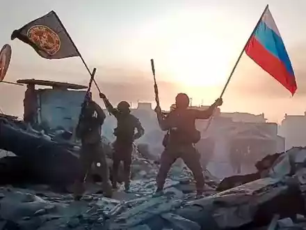 Im Mai veröffentlichte der Prigoschin-Pressedienst ein Video, das Angehörige der Wagner-Gruppe in Bachmut zeigen soll. - Foto: Uncredited/Prigozhin Press Service/AP