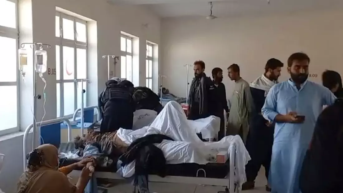 Bei dem Selbstmordanschlag in Pakistan wurden mindestens 62 Menschen verletzt. - Bild: Uncredited/District Police Office/AP/dpa