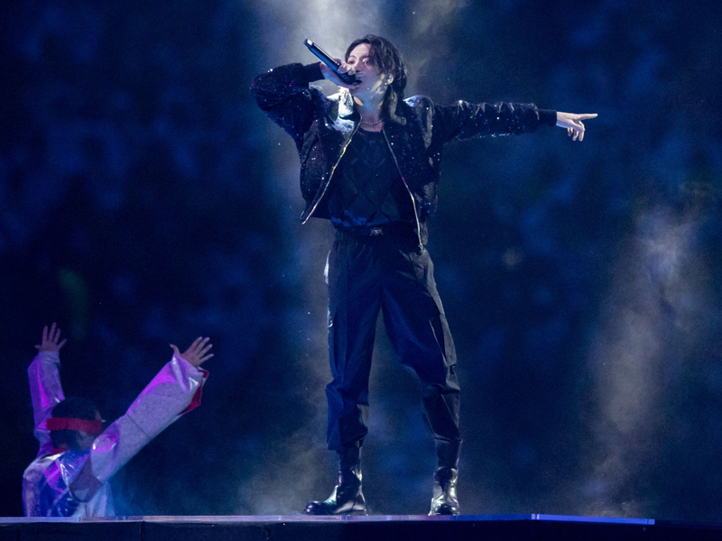 Der südkoreanische Superstar Jungkook  während der Eröffnungsfeier zur Fußball-WM im Al-Bait Stadion in Katar im vergangenen November. - Foto: Tom Weller/dpa