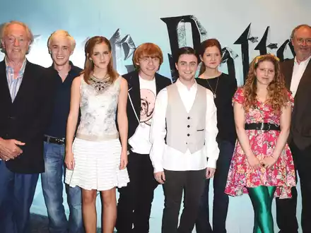 Schauspieler Sir Michael Gambon (l.) und weitere Darsteller - darunter  Emma Watson und Daniel Radcliffe - im Juli 2009 bei der Vorstellung des Films  «Harry Potter und der Halbblutprinz» in London. - Foto: Ian West/PA Wire/dpa