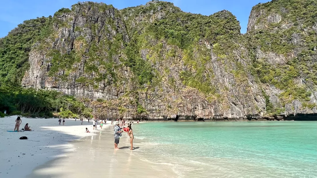 Die weltberühmte Maya Bay am frühen Morgen vor Ankunft der Touristenscharen. - Bild: Carola Frentzen/dpa