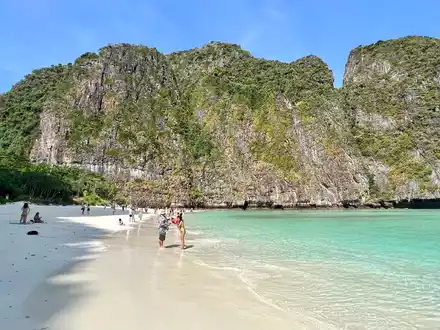 Die weltberühmte Maya Bay am frühen Morgen vor Ankunft der Touristenscharen. - Foto: Carola Frentzen/dpa