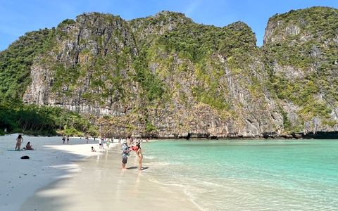 Die weltberühmte Maya Bay am frühen Morgen vor Ankunft der Touristenscharen. - Foto: Carola Frentzen/dpa