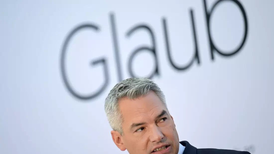 «Ich stehe dazu, dass sich Leistung lohnen muss, und ich stehe dazu, dass Eltern eine Fürsorgepflicht für ihre Kinder haben», sagt Österreichs Bundeskanzler Karl Nehammer. - Bild: Roland Schlager/APA/dpa