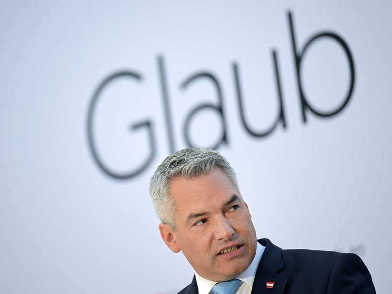 «Ich stehe dazu, dass sich Leistung lohnen muss, und ich stehe dazu, dass Eltern eine Fürsorgepflicht für ihre Kinder haben», sagt Österreichs Bundeskanzler Karl Nehammer. - Foto: Roland Schlager/APA/dpa