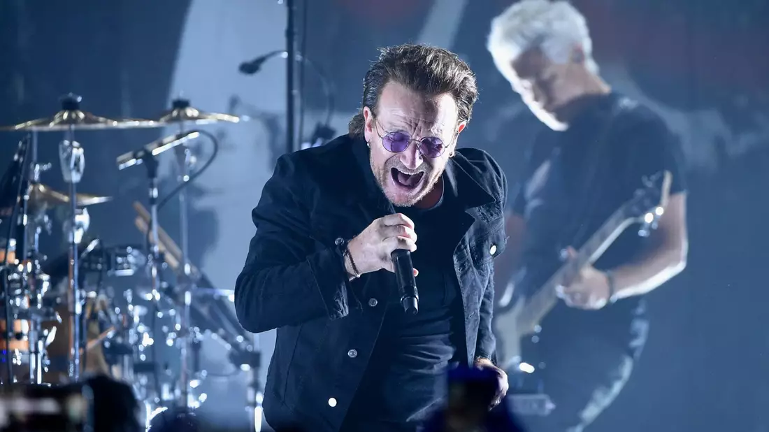 Bono, Frontmann von U2, bei einem Auftritt im Sommer 2018. - Bild: Evan Agostini/AP/dpa