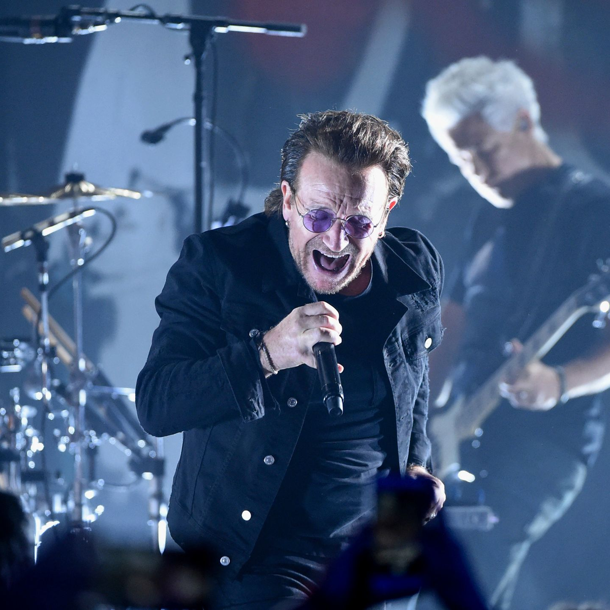 Bono, Frontmann von U2, bei einem Auftritt im Sommer 2018. - Foto: Evan Agostini/AP/dpa