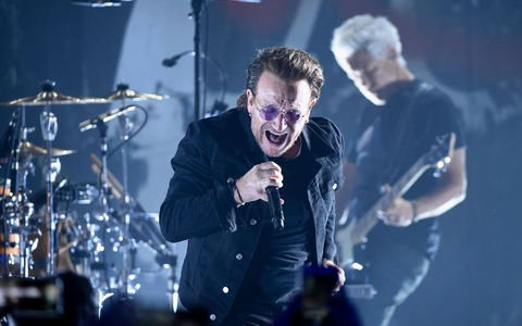 Bono, Frontmann von U2, bei einem Auftritt im Sommer 2018. - Foto: Evan Agostini/AP/dpa