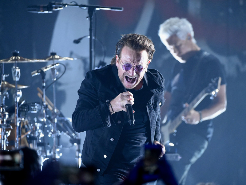 Bono, Frontmann von U2, bei einem Auftritt im Sommer 2018. - Foto: Evan Agostini/AP/dpa