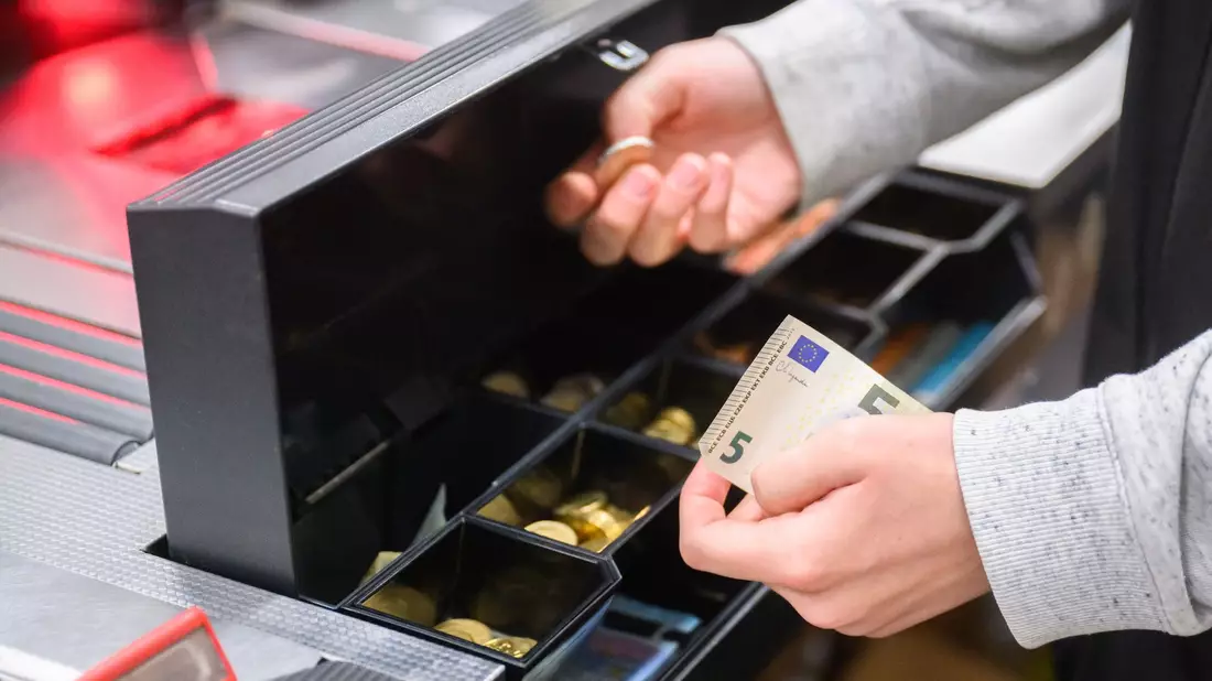 Experten rechnen mit einem weiteren Rückgang der Inflation im Laufe des Jahres. - Bild: Julian Stratenschulte/dpa