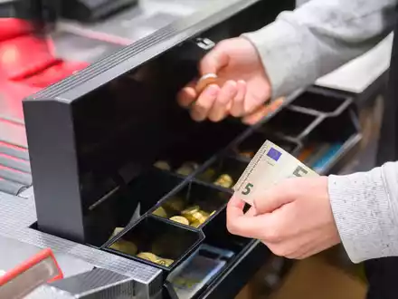 Experten rechnen mit einem weiteren Rückgang der Inflation im Laufe des Jahres. - Foto: Julian Stratenschulte/dpa