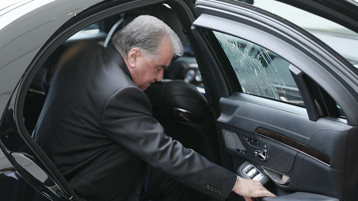 Die Scheibe ist dreckig: Rahmon steigt im Kanzleramt aus dem Auto am 29.09.2023 - Foto: ?ber dts Nachrichtenagentur