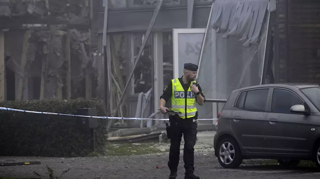 Polizeieinsatz in Uppsala. In Schweden eskaliert die Bandengewalt. Die Regierung holt nun die Streitkräfte zu Hilfe. - Bild: Anders Wiklund/TT News Agency/AP/dpa
