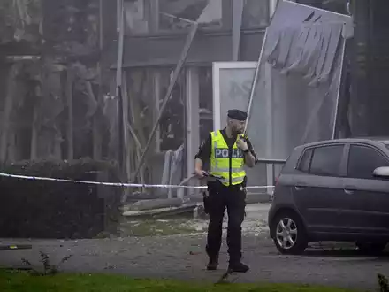 Polizeieinsatz in Uppsala. In Schweden eskaliert die Bandengewalt. Die Regierung holt nun die Streitkräfte zu Hilfe. - Foto: Anders Wiklund/TT News Agency/AP/dpa