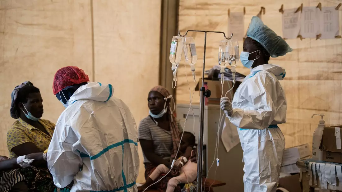 Gesundheitspersonal behandelt Cholera-Patienten im Januar im Bwaila-Krankenhaus in Malawi. - Bild: Thoko Chikondi/AP/dpa