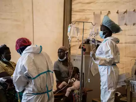 Gesundheitspersonal mit Cholera-Patienten in einem Behandlungszentrum (Archivbild) - Foto: Thoko Chikondi/AP/dpa