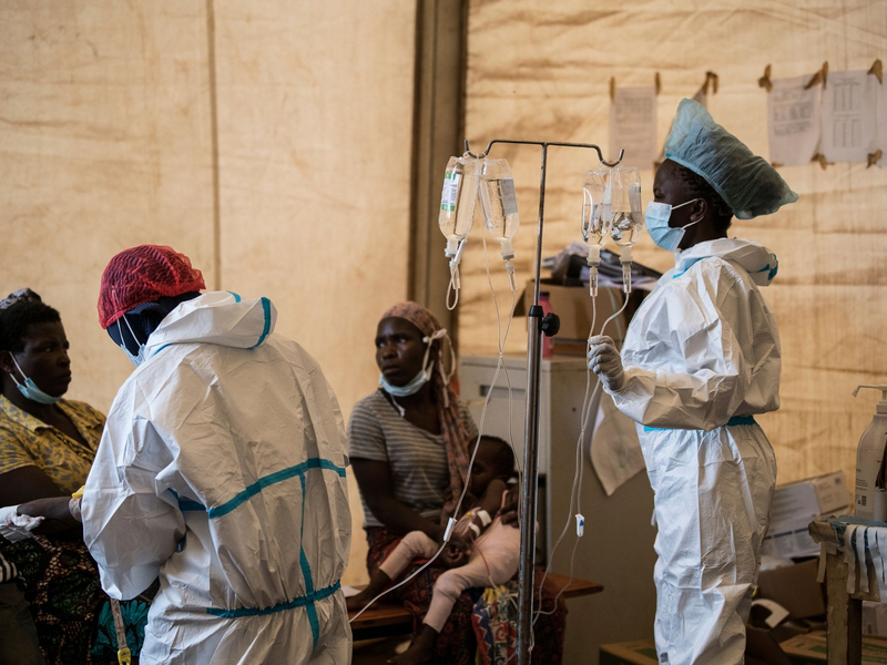 Gesundheitspersonal behandelt Cholera-Patienten im Januar im Bwaila-Krankenhaus in Malawi. - Foto: Thoko Chikondi/AP/dpa