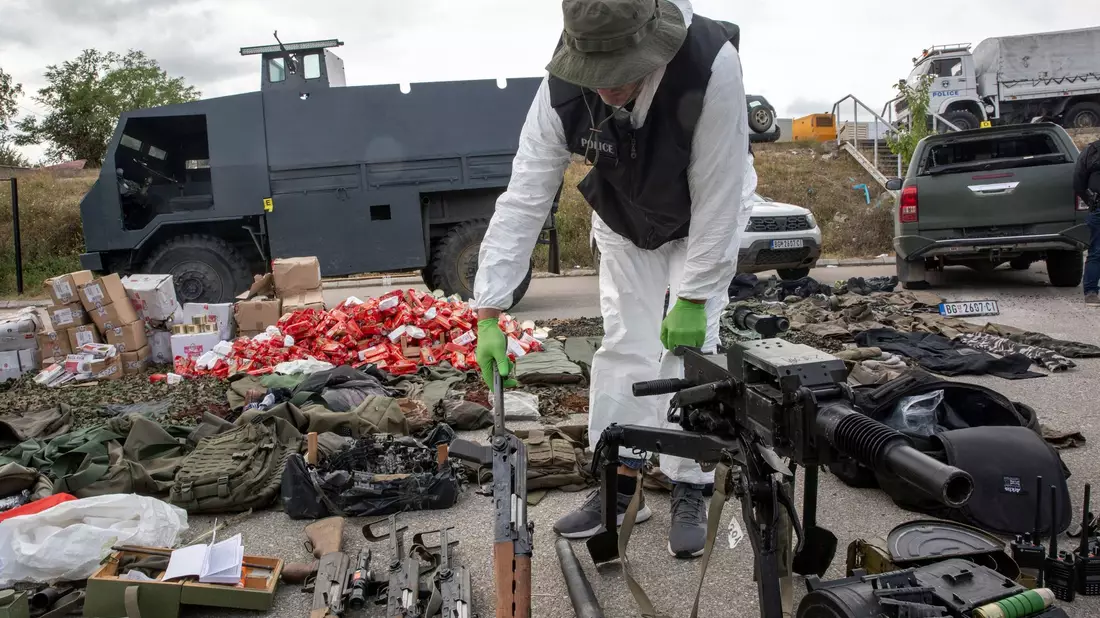 Die kosovarische Polizei zeigt nach den Kämpfen mit dem Kommandotrupp beschlagnahmte Waffen und militärische Ausrüstung. - Bild: Visar Kryeziu/AP/dpa