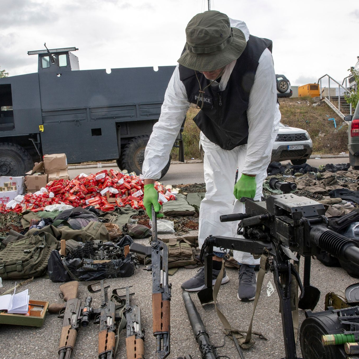 Die kosovarische Polizei zeigt nach den Kämpfen mit dem Kommandotrupp beschlagnahmte Waffen und militärische Ausrüstung. - Foto: Visar Kryeziu/AP/dpa