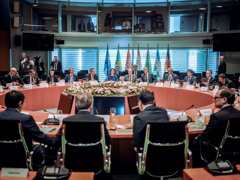 Bundeskanzler Olaf Scholz und Außenministerin Annalena Baerbock (beide hinten) empfangen die Staatschefs aus Kasachstan, Kirgistan, Tadschikistan, Turkmenistan und Usbekistan zum Zentralasien-Gipfel im Kanzleramt. - Foto: Kay Nietfeld/dpa