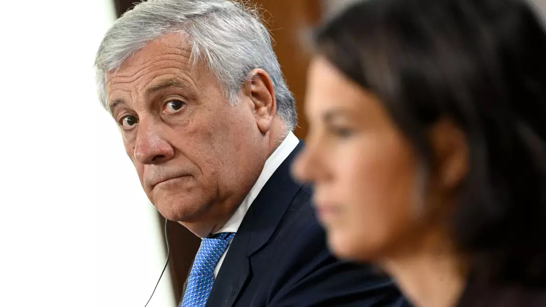 Der italienische Außenminister Antonio Tajani und seine deutsche Amtskollegin Annalena Baerbock in Berlin. Rom kritisiert deutsche Finanzhilfe für zivile Seenotretter. - Bild: Tobias Schwarz/POOL/AFP/dpa
